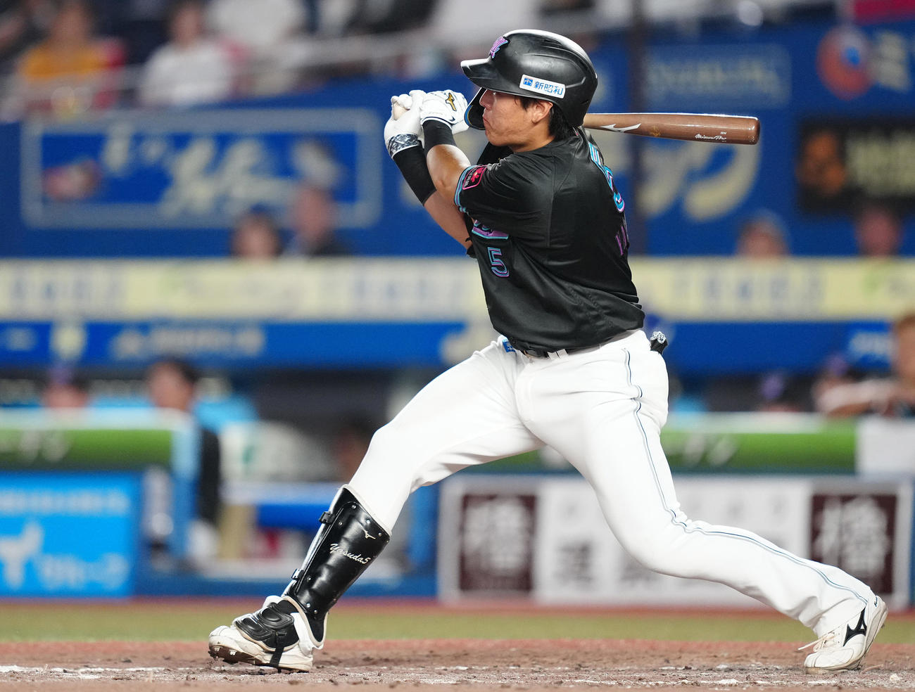 ロッテ対ソフトバンク　5回裏ロッテ1死二、三塁、右前適時打を放つ安田（撮影・鈴木みどり）