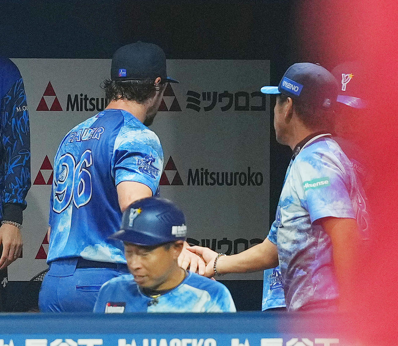 DeNA対広島　6回を投げ終え、三浦監督（右）と握手をするバウアー（撮影・菅敏）