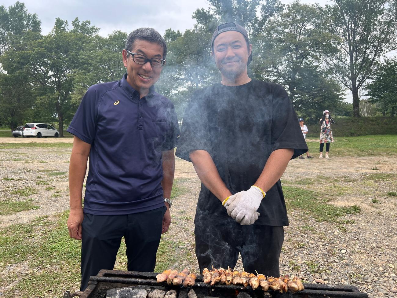 西武3軍夏合宿の美唄側のキーマンとなった村山哲二さん（左）（撮影・金子真仁）