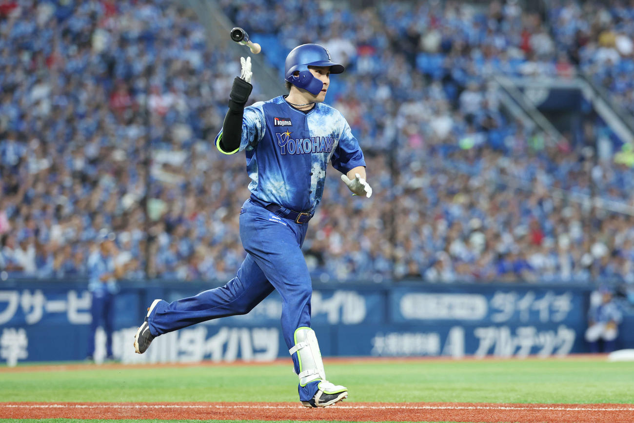 DeNA対広島　3回裏DeNA1死、右越えソロ本塁打を放つバットフリップする佐野（撮影・宮地輝）
