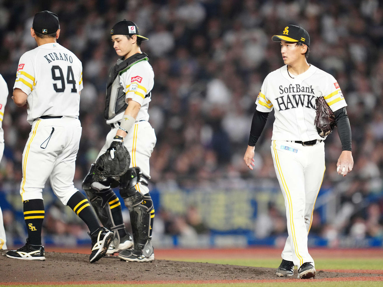 ロッテ対ソフトバンク　5回裏途中で降板するソフトバンク前田悠（右）（撮影・鈴木みどり）