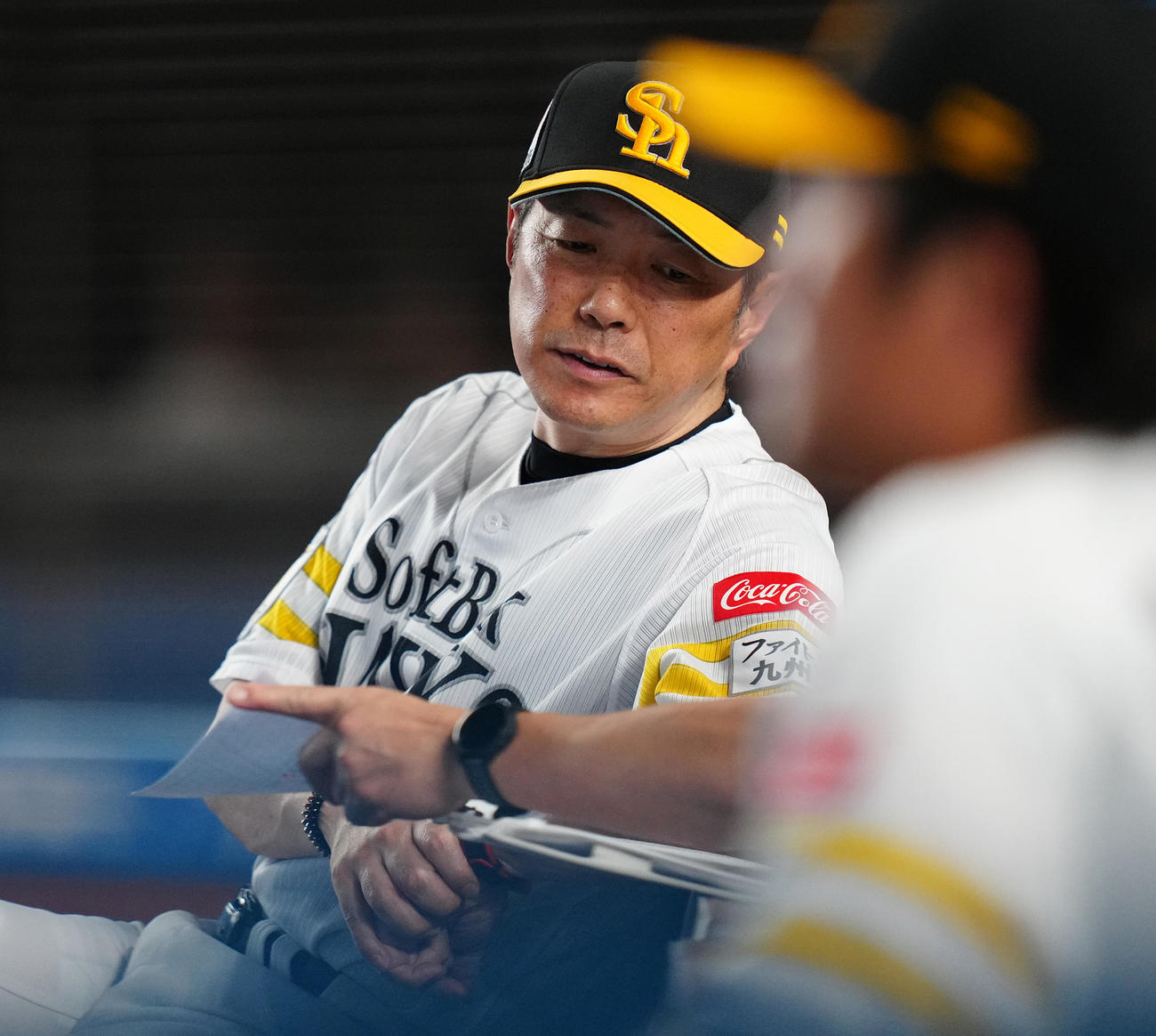 ロッテ対ソフトバンク　ベンチで険しい表情のソフトバンク小久保監督（撮影・鈴木みどり）