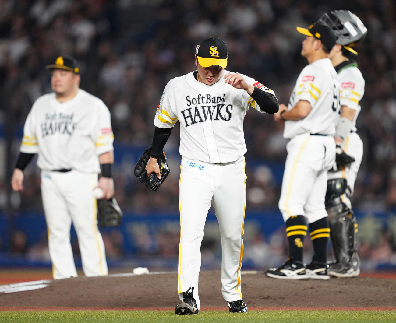 ロッテ対ソフトバンク　6回裏途中で降板するソフトバンク津森（中央）（撮影・鈴木みどり）