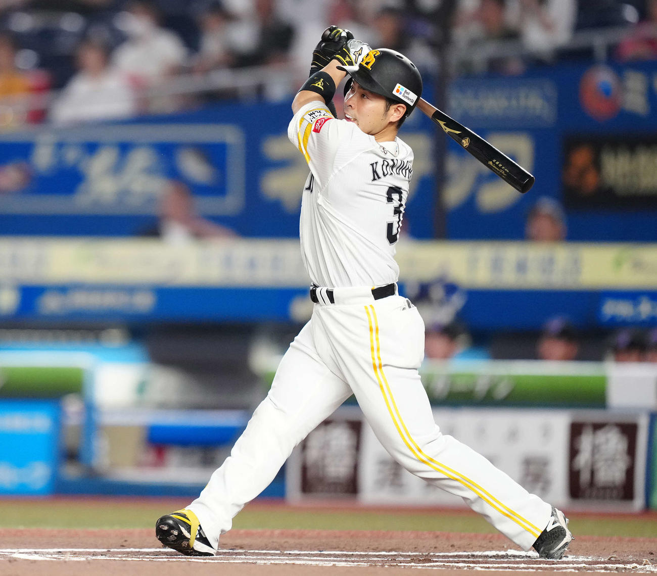 ロッテ対ソフトバンク　6回表ソフトバンク1死、左中間にソロ本塁打を放つ近藤（撮影・鈴木みどり）