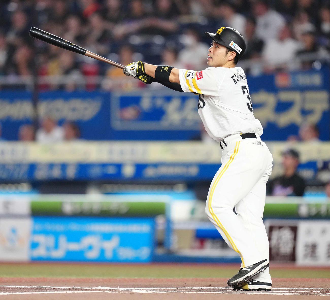ロッテ対ソフトバンク　6回表ソフトバンク1死、左中間にソロ本塁打を放つ近藤（撮影・鈴木みどり）