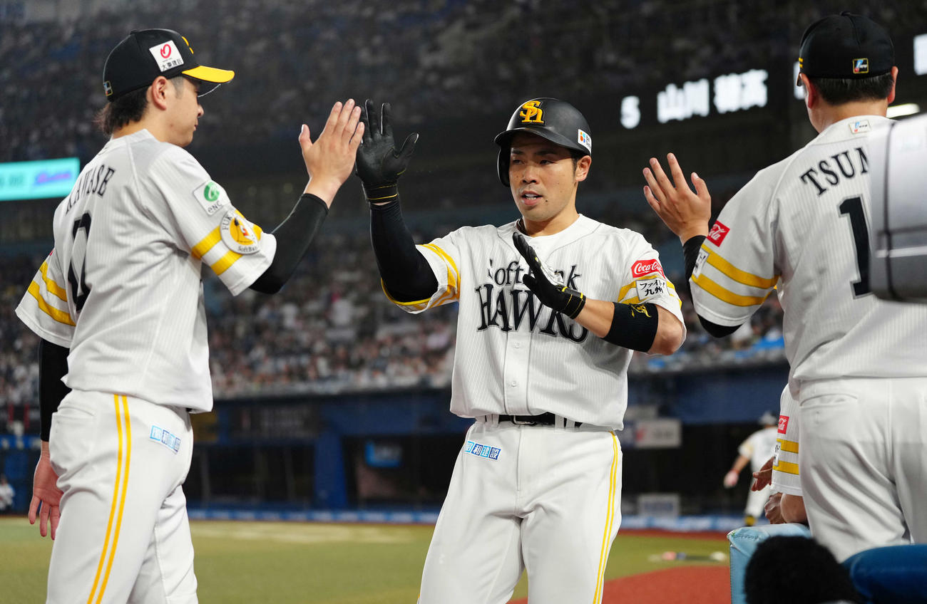 ロッテ対ソフトバンク　6回表ソフトバンク1死、左中間にソロ本塁打を放った近藤（中央）はナインとハイタッチ（撮影・鈴木みどり）