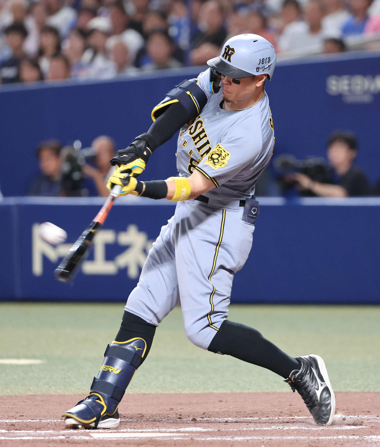 中日対阪神　8回表阪神無死一、二塁、佐藤輝は右中間に逆転本塁打を放つ（撮影・西尾就之）