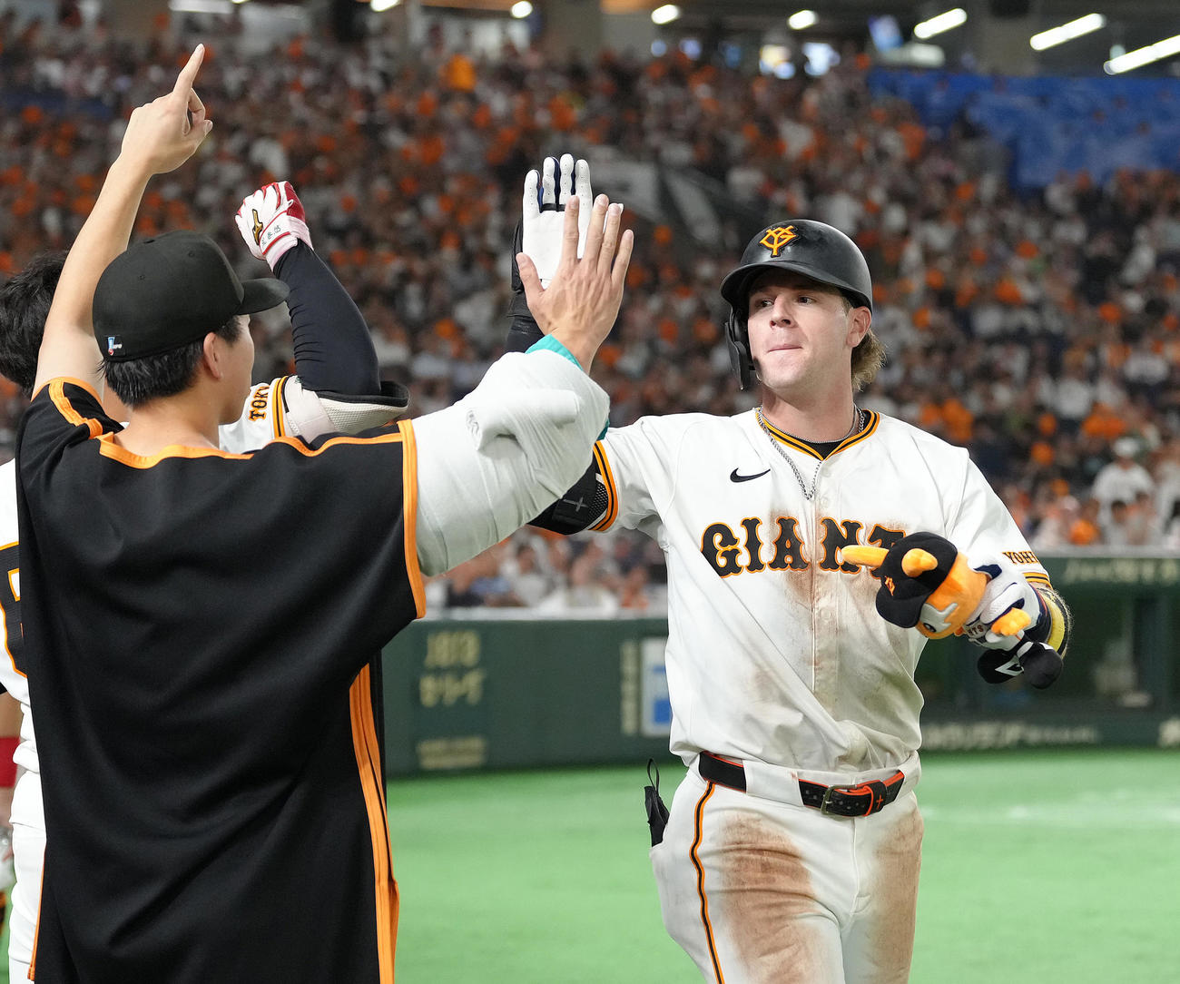 巨人対ヤクルト　8回裏巨人2死一、二塁、キャベッジは3点本塁打を放ちタッチを交わす（撮影・足立雅史）