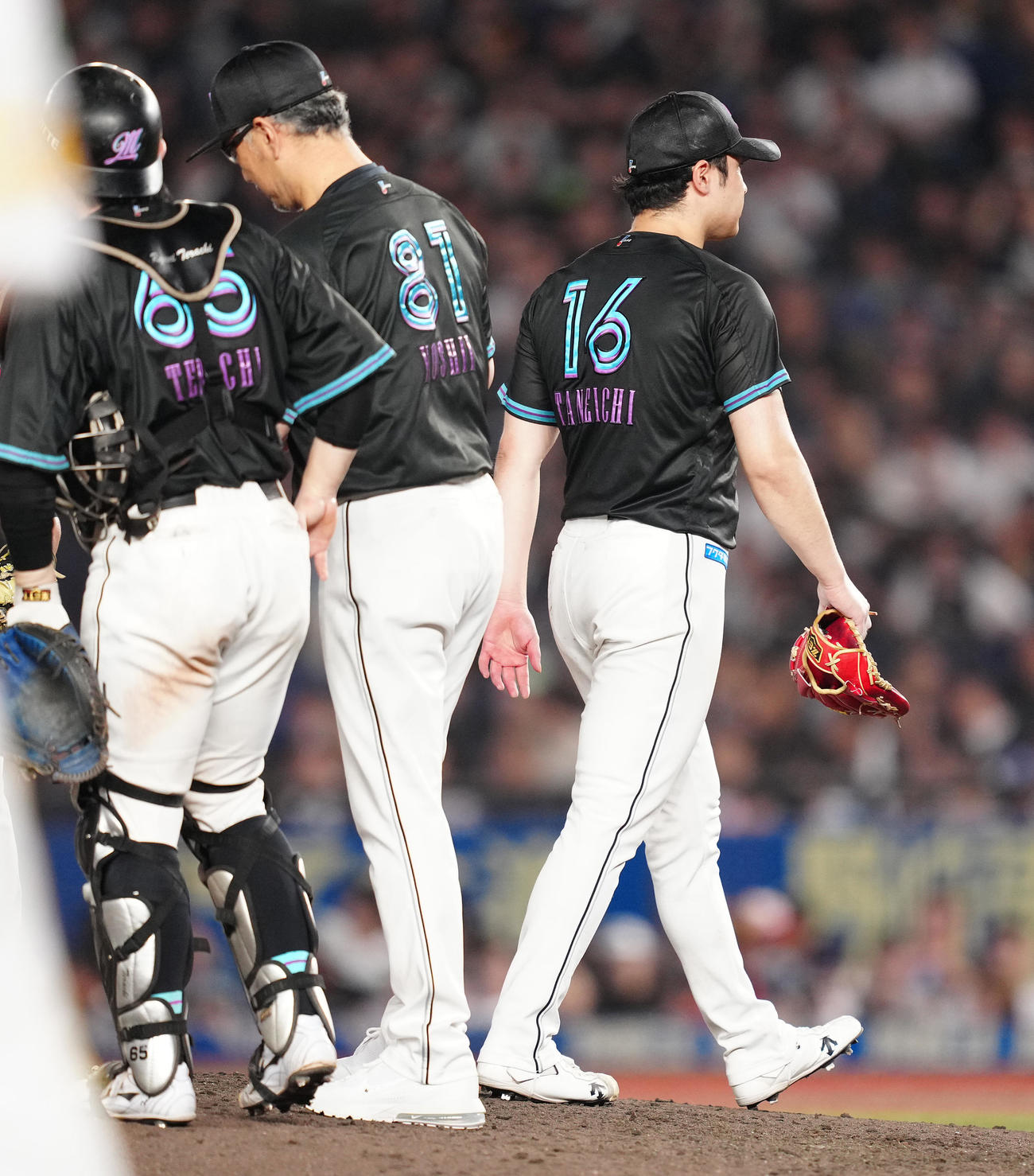 ロッテ対ソフトバンク　8回表途中で降板するロッテ種市（右）。中央は吉井監督（撮影・鈴木みどり）
