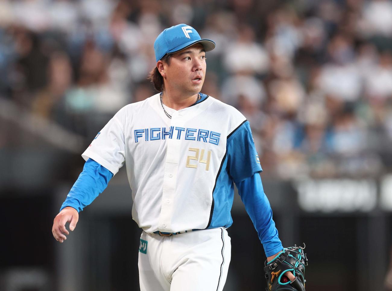 日本ハム対西武　8回表、打者を3人で抑え引き揚げる金村（撮影・黒川智章）
