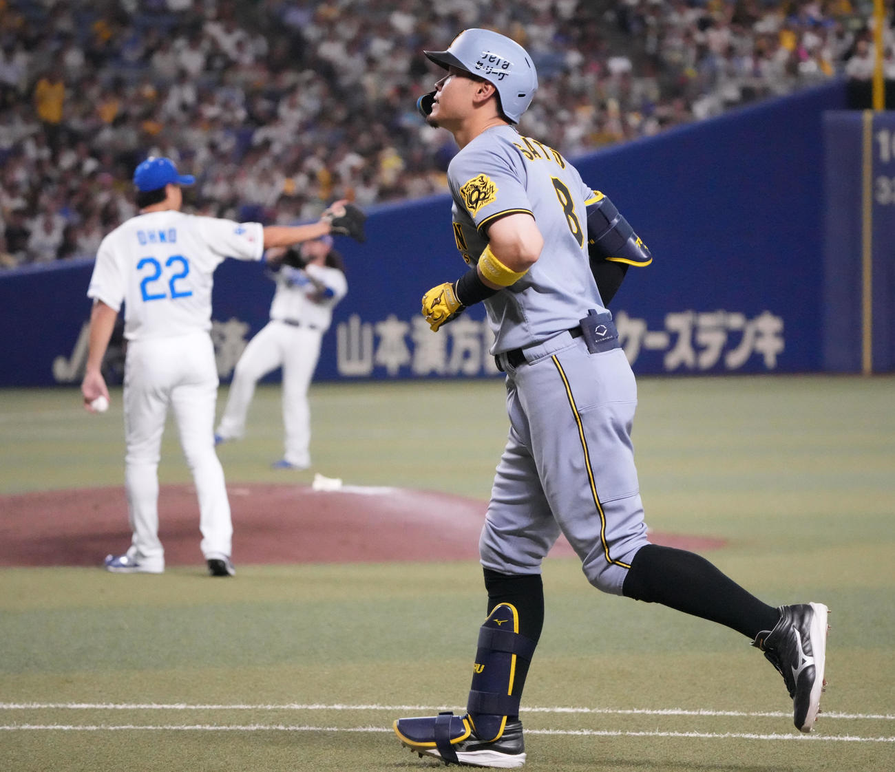 中日対阪神　6回表阪神無死、佐藤輝（右）は一ゴロに倒れる（撮影・森本幸一）