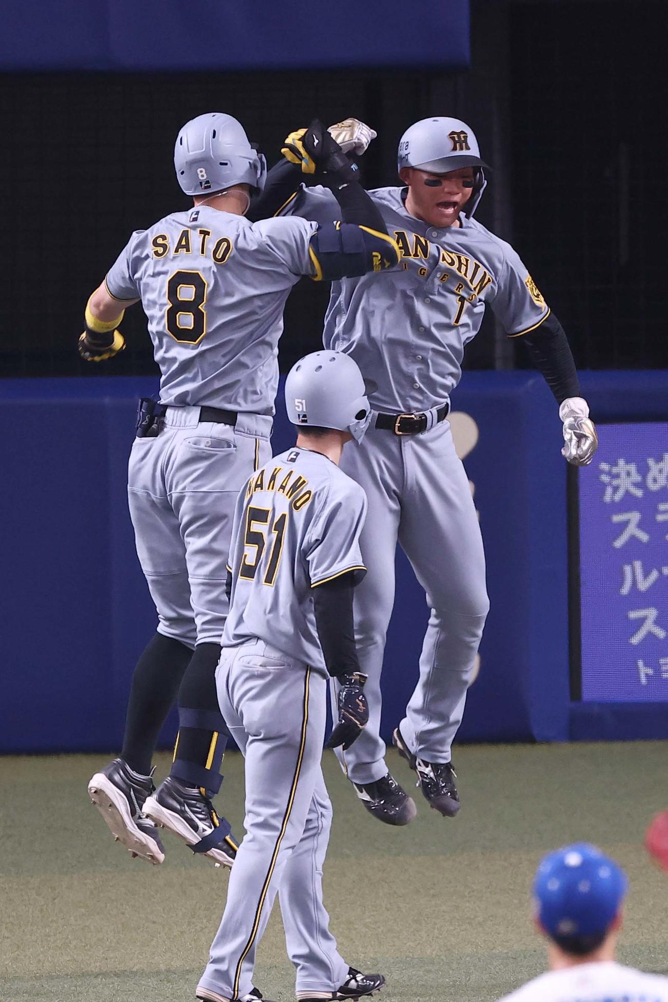 中日対阪神　8回表中日無死一、二塁、逆転3点本塁打を放った佐藤輝（左）は森下と喜び合う（撮影・上田博志）