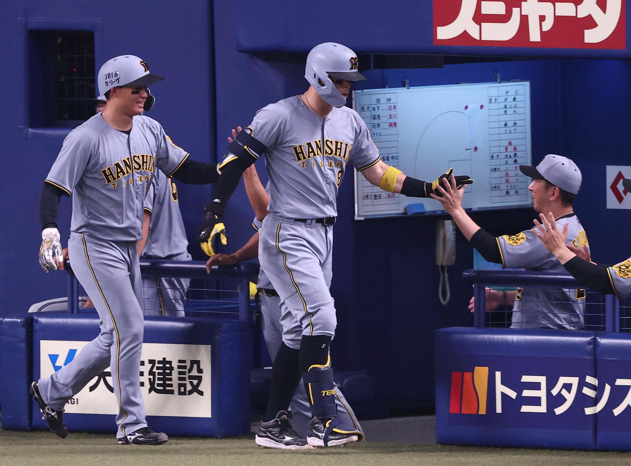 中日対阪神　8回表中日無死一、二塁、藤川監督（右）は逆転3点本塁打を放った佐藤輝（中央）をハイタッチで出迎える（撮影・上田博志）