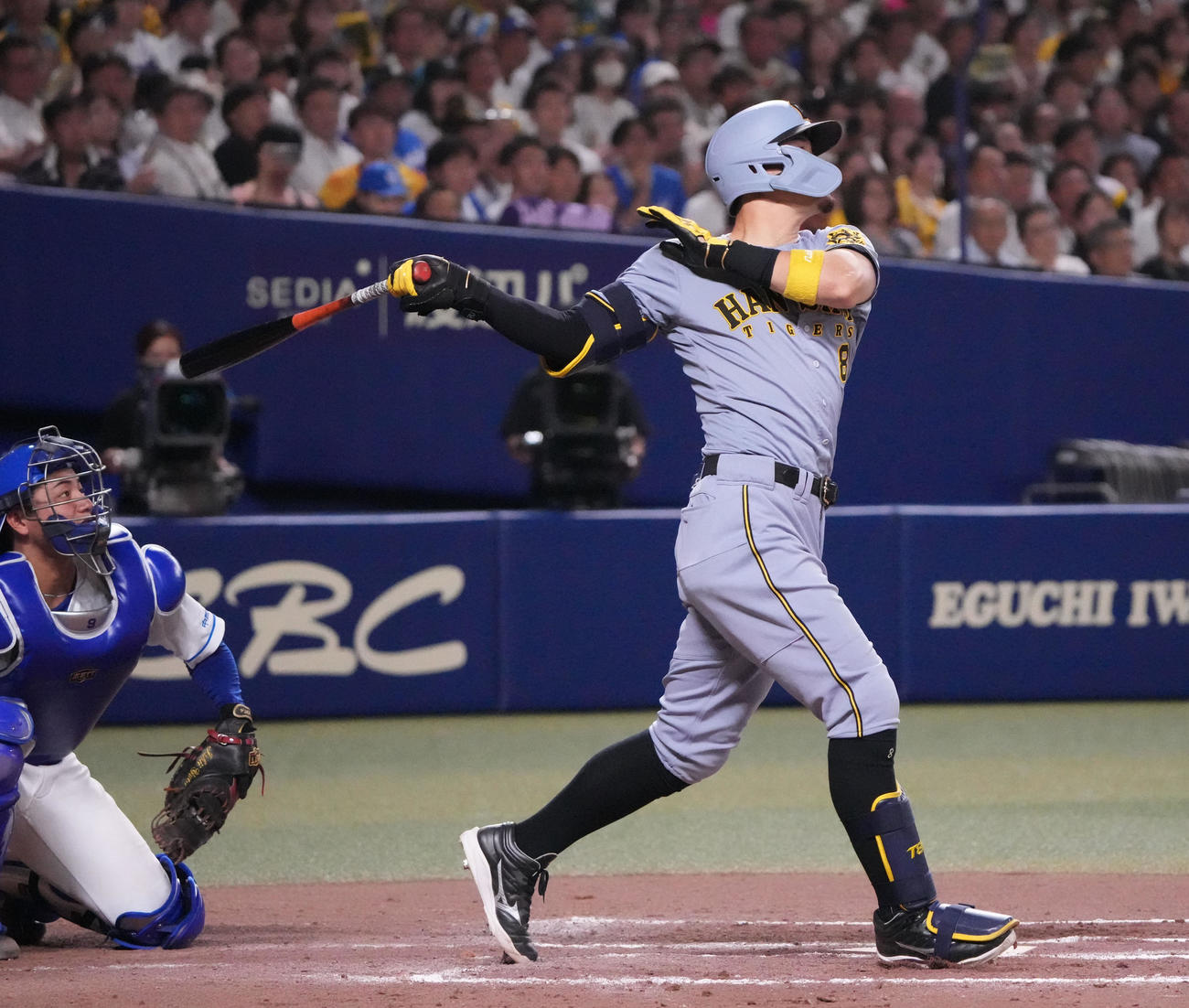 中日対阪神　8回表阪神無死一、二塁、右中間へ3点本塁打を放つ佐藤輝（撮影・森本幸一）