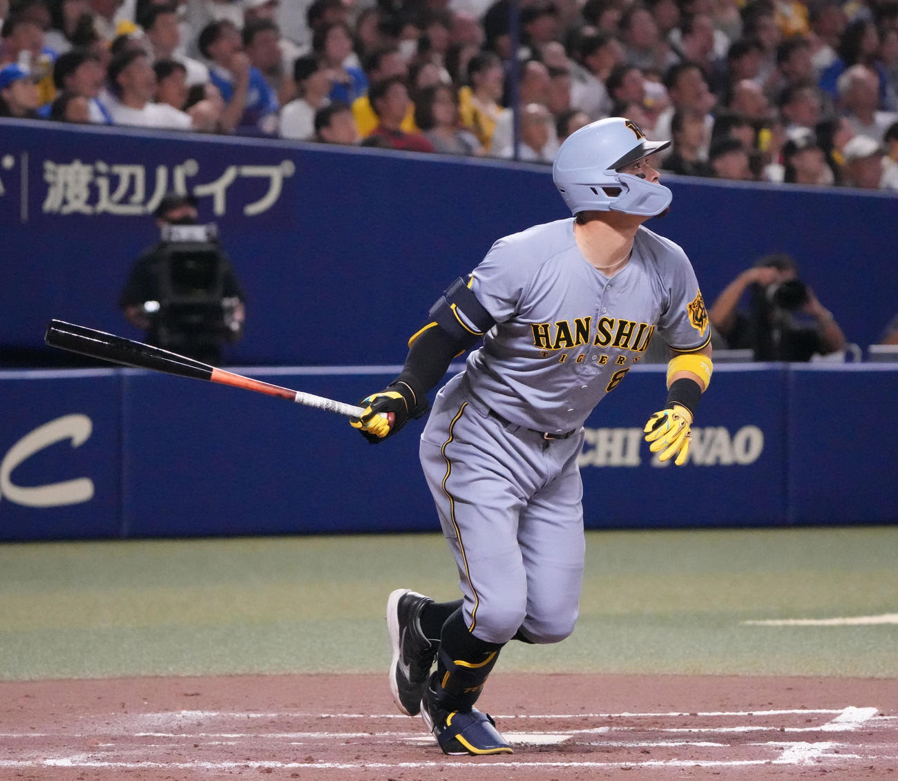 中日対阪神　8回表阪神無死一、二塁、右中間へ3点本塁打を放つ佐藤輝（撮影・森本幸一）