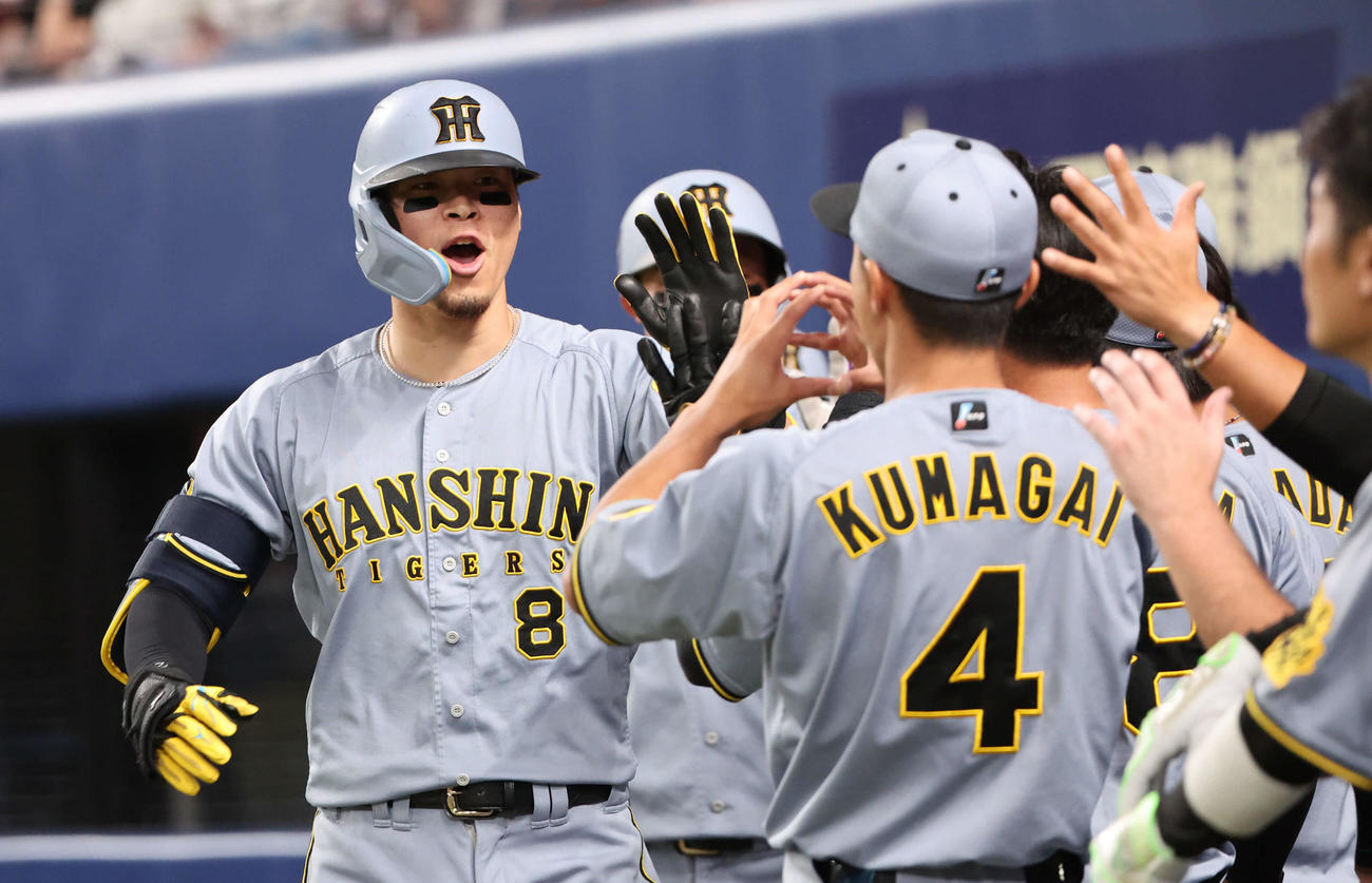 中日対阪神　8回表阪神無死一、二塁、佐藤輝は逆転本塁打を放ちベンチ前で叫ぶ（撮影・西尾就之）