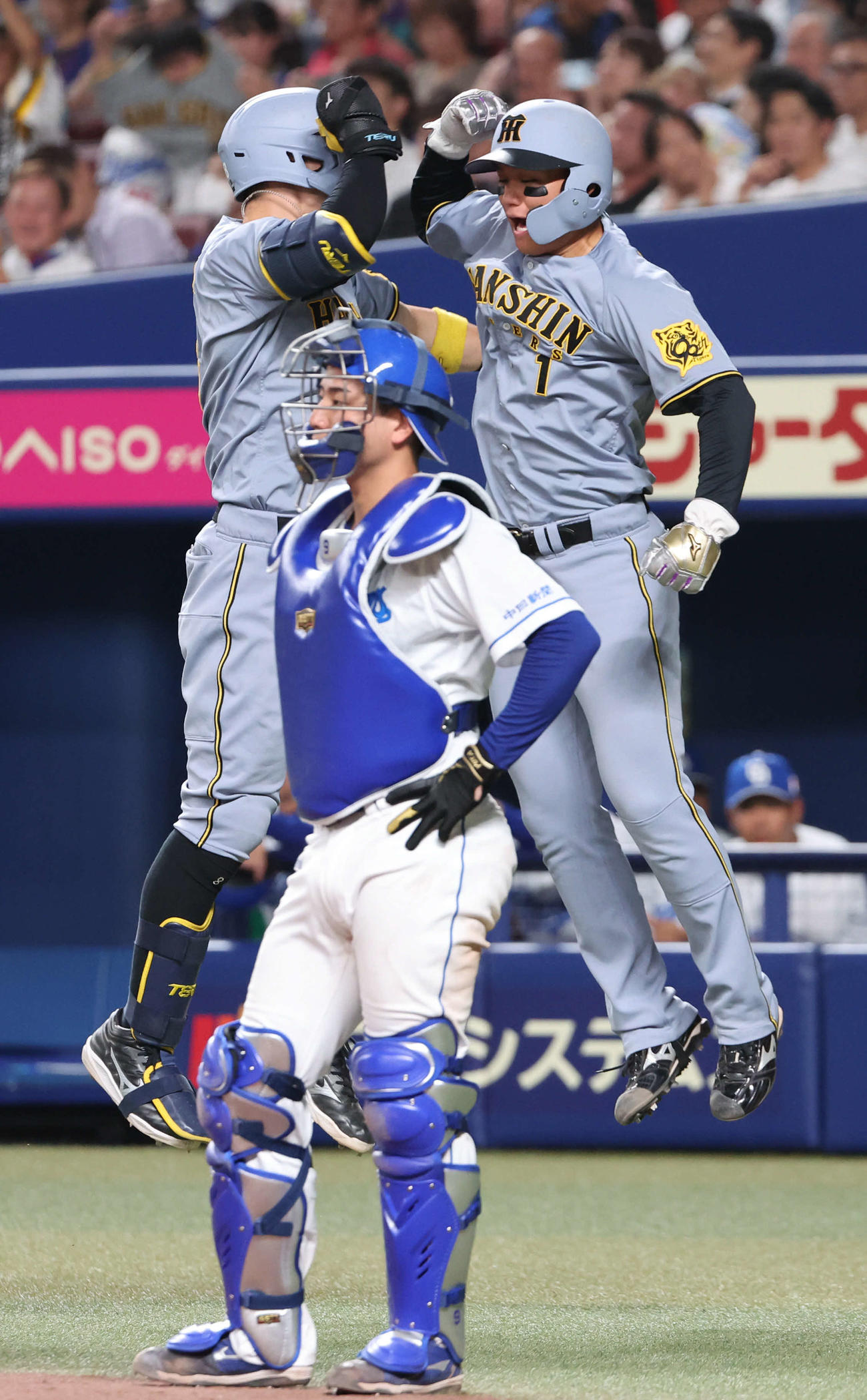 中日対阪神　8回表阪神無死一、二塁、佐藤輝（左）は右中間に逆転本塁打を放ち、森下と喜ぶ（撮影・西尾就之）