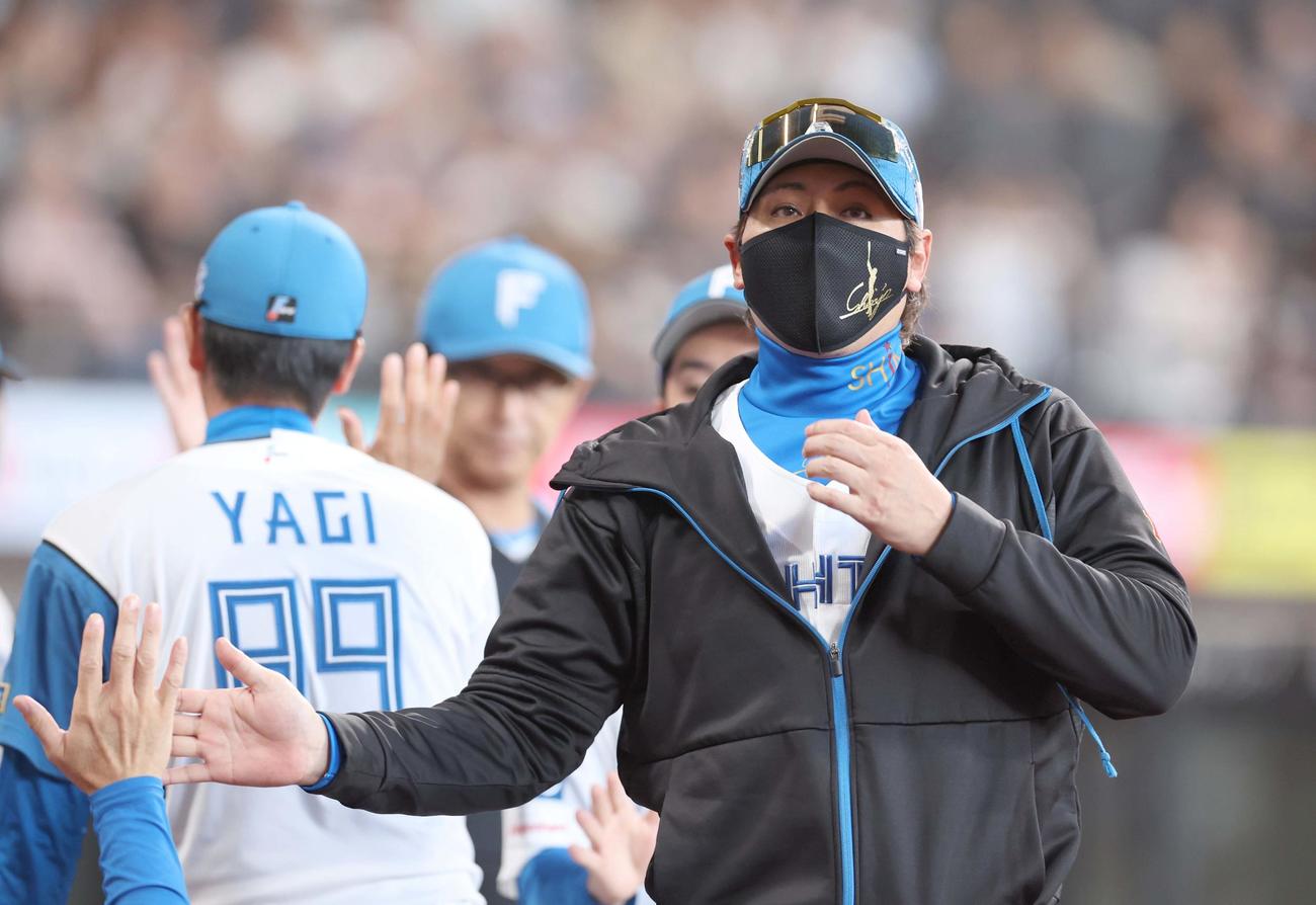 日本ハム対西武　試合後、スタッフらとタッチする新庄監督（撮影・黒川智章）