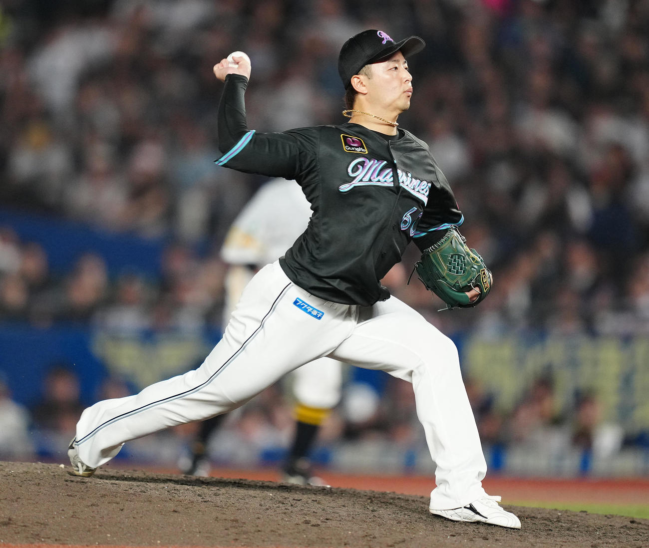 ロッテ対ソフトバンク　8回表途中から2番手で登板したロッテ横山（撮影・鈴木みどり）