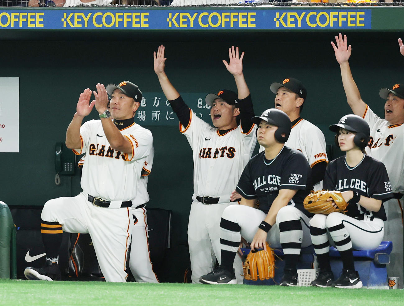 巨人対ヤクルト　8回裏巨人2死一、二塁、キャベッジの右越え3点本塁打を喜ぶ、阿部監督（左端）ら撮影・野上伸悟）