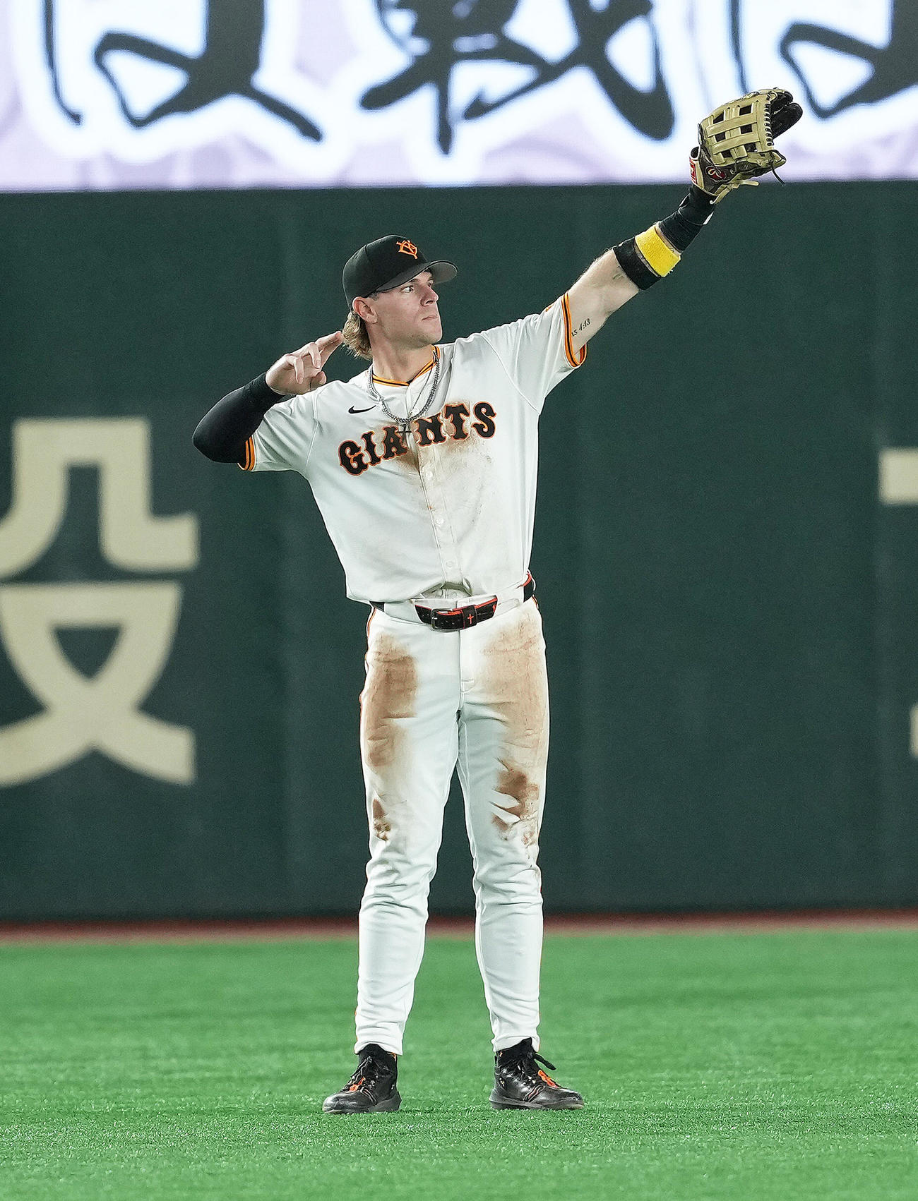 巨人対ヤクルト　4回にソロ本塁打を放った巨人キャベッジはスタンドの声援にポーズで応える（撮影・足立雅史）