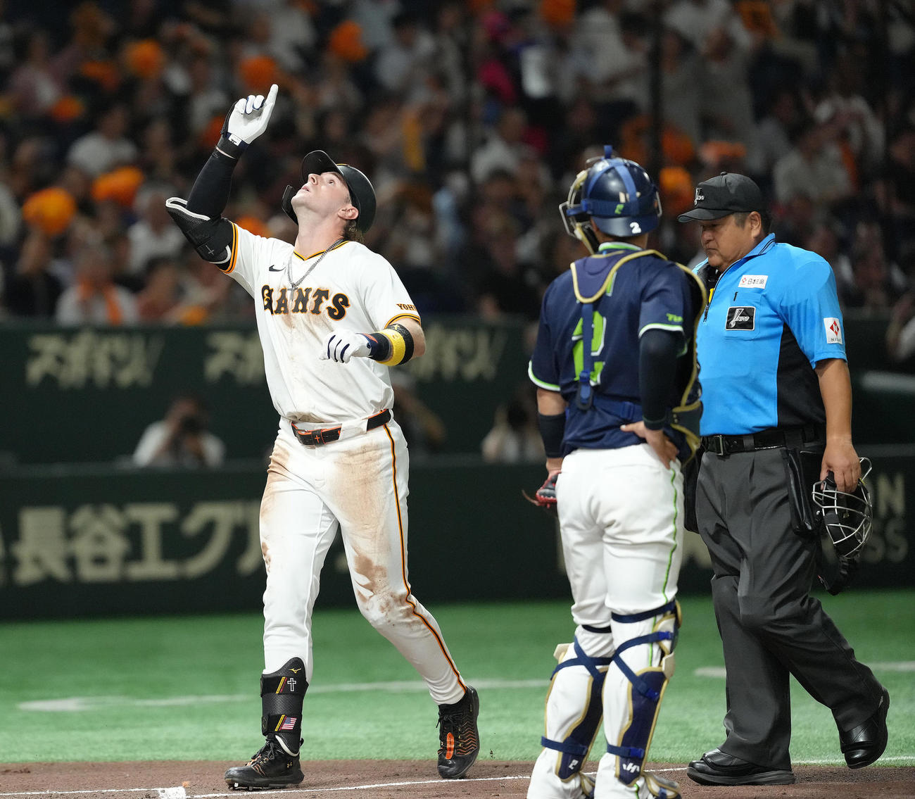 巨人対ヤクルト　4回裏巨人無死、キャベッジはソロ本塁打を放つ（撮影・足立雅史）