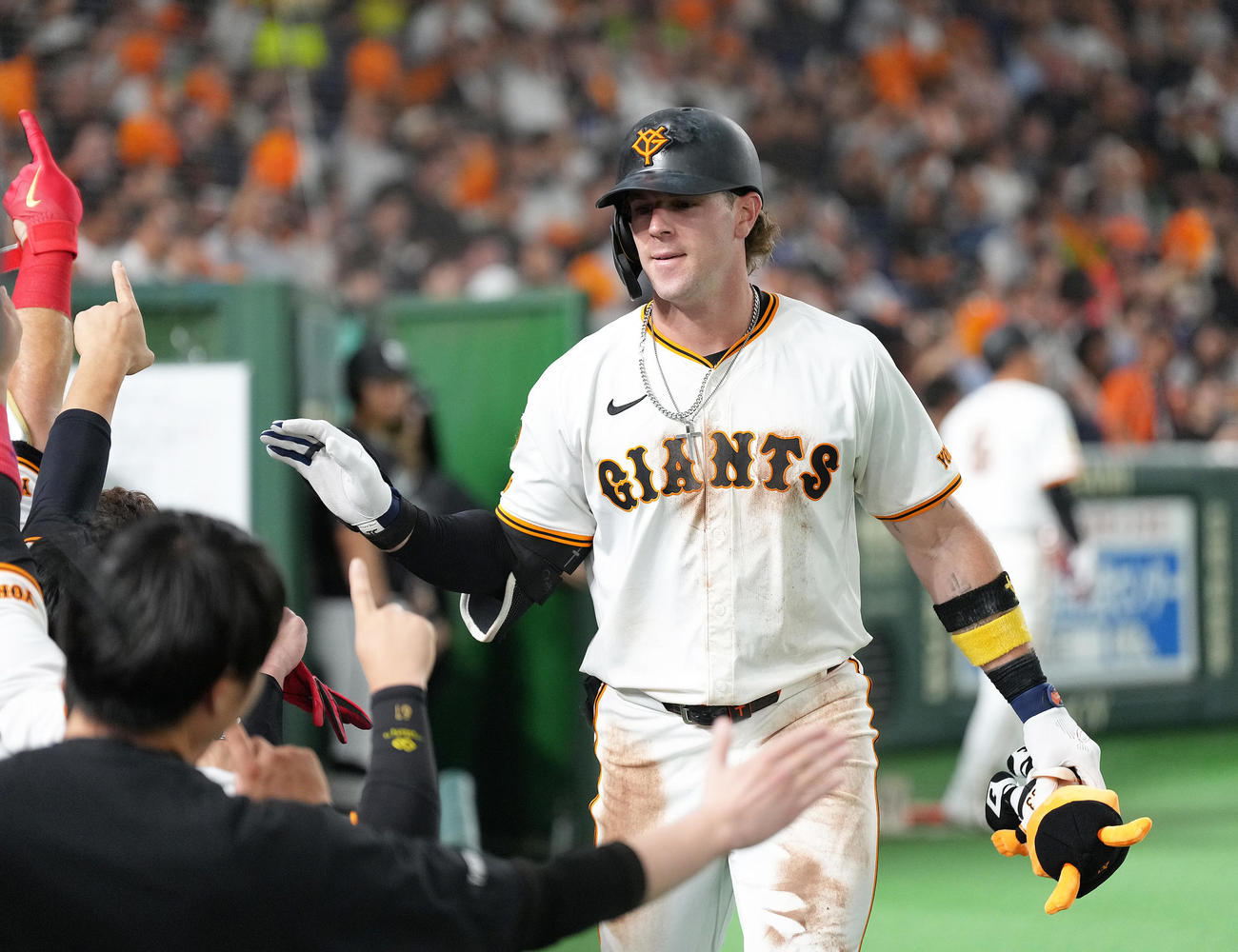巨人対ヤクルト　4回裏巨人無死、キャベッジはソロ本塁打を放ちタッチを交わす（撮影・足立雅史）
