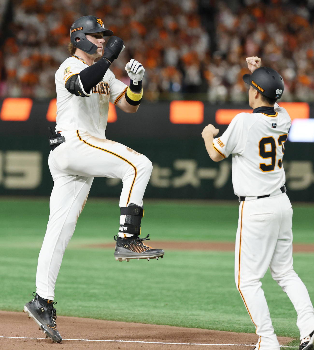 巨人対ヤクルト　4回裏巨人無死、右越え本塁打を放ち喜ぶキャベッジ（撮影・野上伸悟）