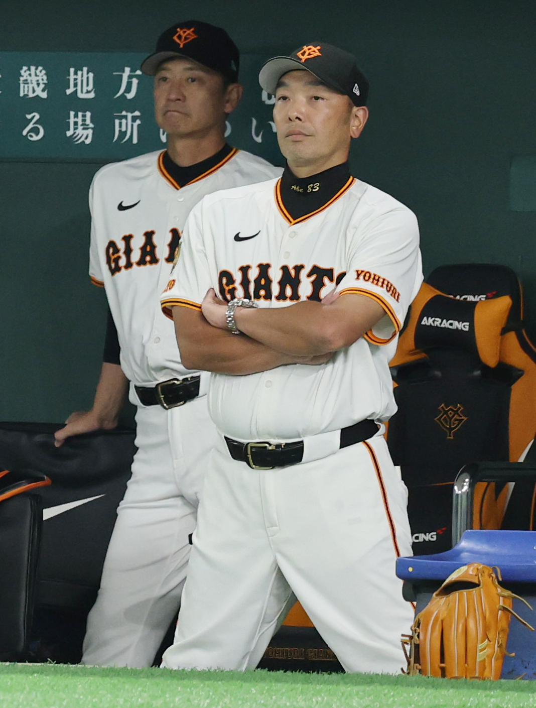 巨人対ヤクルト　2回裏巨人無死一、二塁、坂本の左飛併殺に腕組みの巨人阿部監督（撮影・野上伸悟）