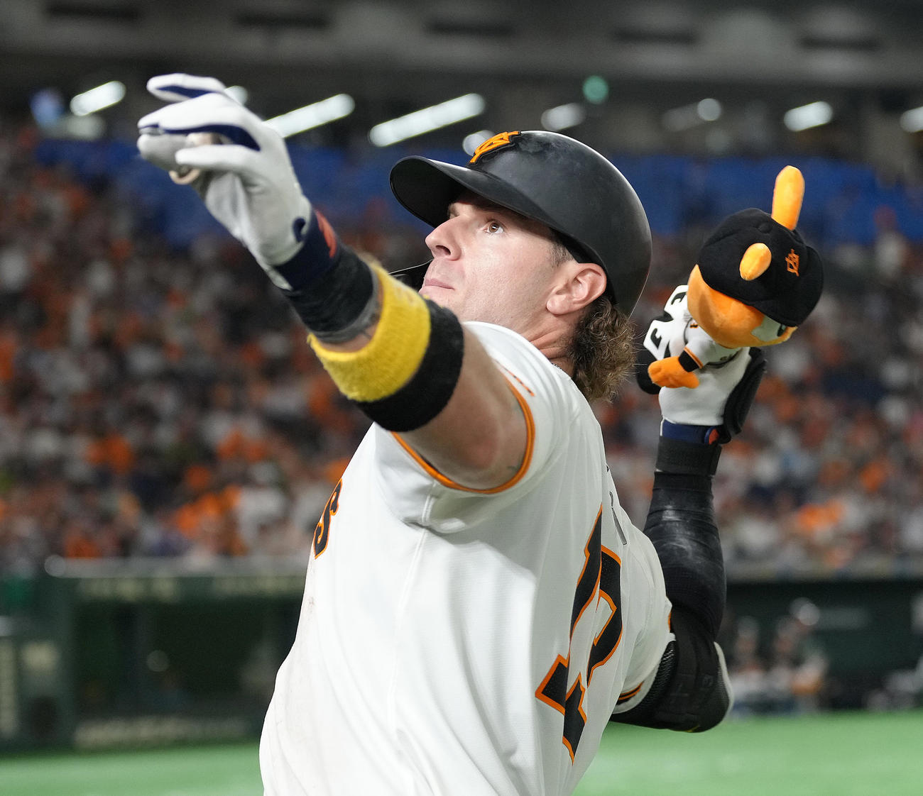 巨人対ヤクルト　8回裏巨人2死一、二塁、キャベッジは3点本塁打を放ちジャビットのぬいぐるみをスタンドに投げ入れる（撮影・足立雅史）