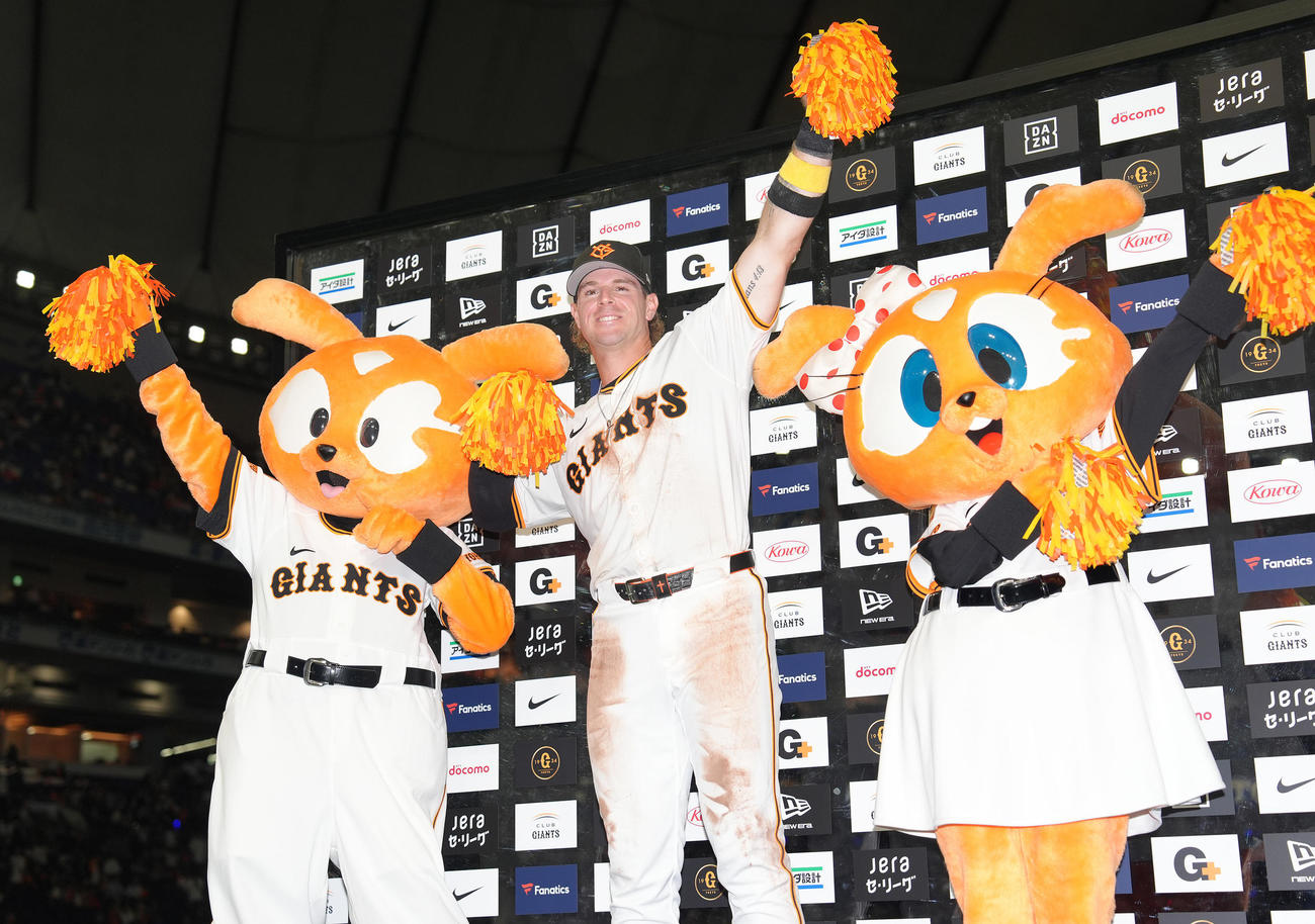 巨人対ヤクルト　お立ち台でポーズを決めるキャベッジ（撮影・足立雅史）
