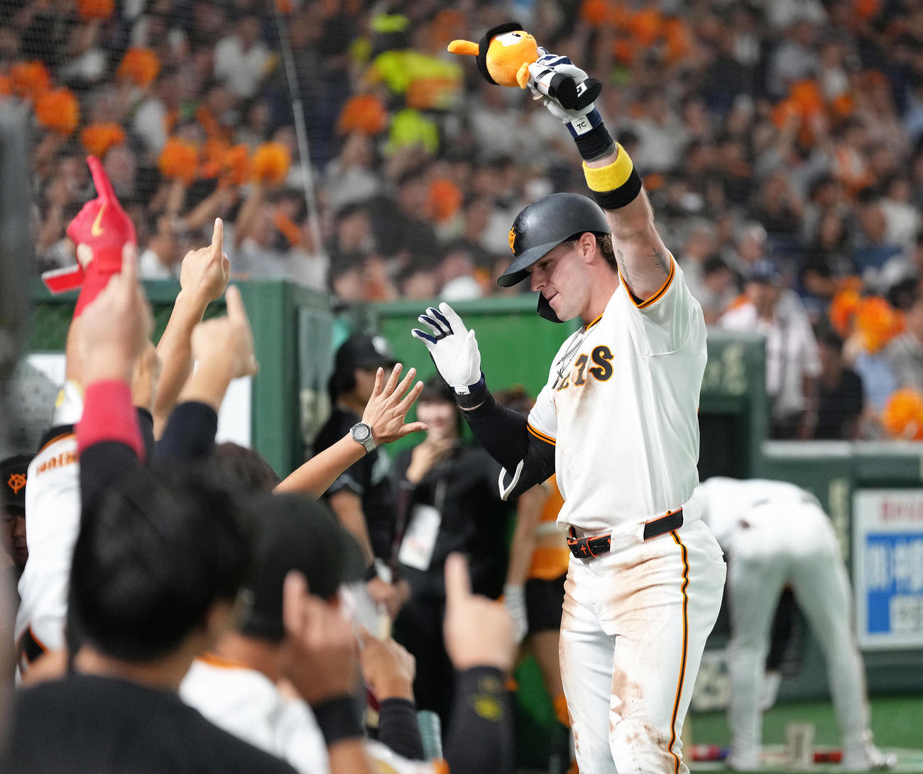 巨人対ヤクルト　4回裏巨人無死、キャベッジはソロ本塁打を放ちタッチを交わす（撮影・足立雅史）