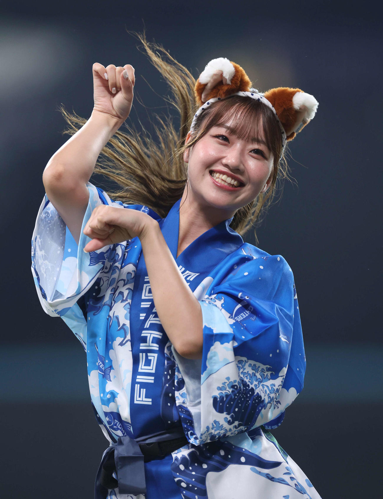 日本ハム対西武　法被姿できつねダンスを踊るファイターズガール（撮影・黒川智章）