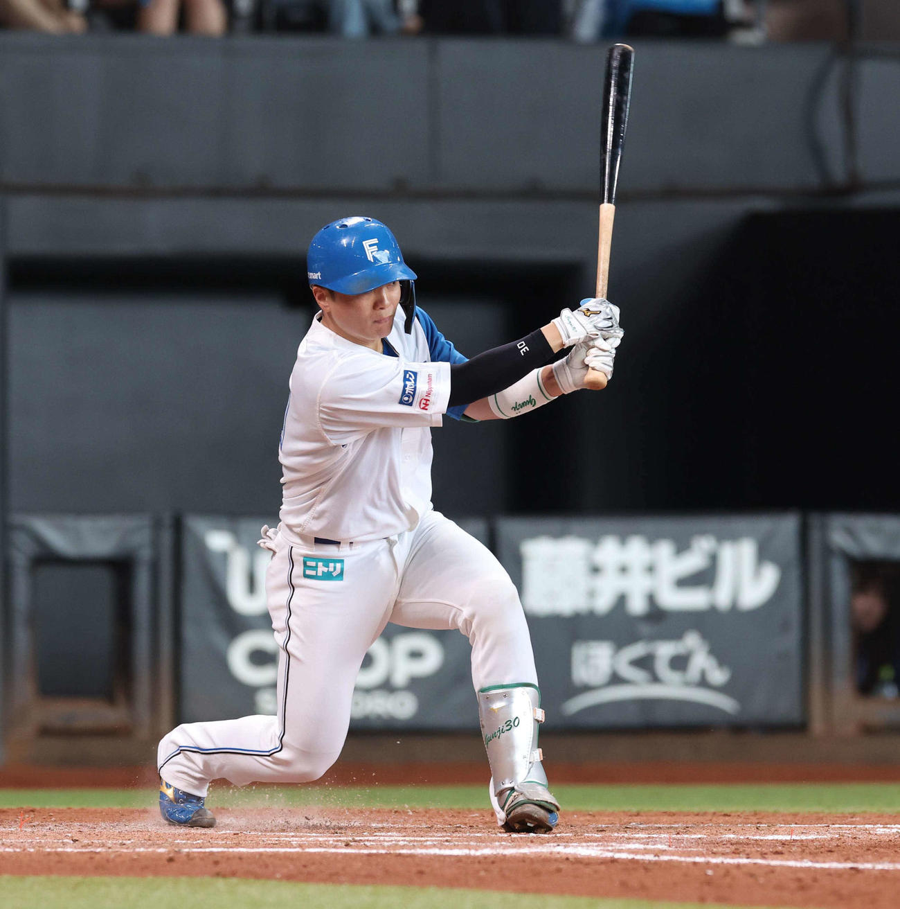 日本ハム対西武　3回裏日本ハム1死満塁、中前2点適時打を放つ郡司（撮影・黒川智章）