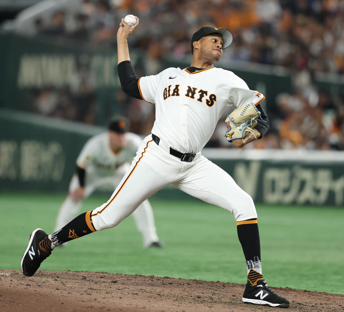 巨人対ヤクルト　力投する巨人マルティネス（撮影・野上伸悟）