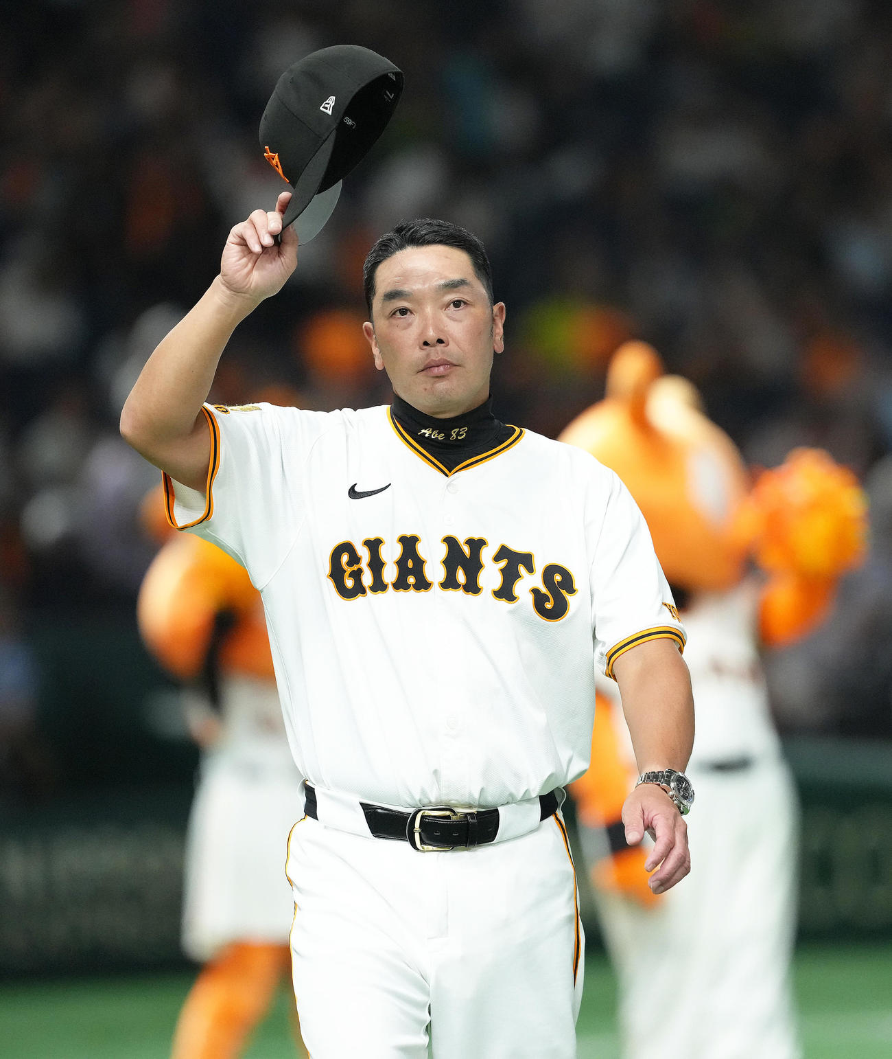 巨人対ヤクルト　ヤクルトに勝利しスタンドの声援に帽子を取って応える巨人阿部監督（撮影・足立雅史）