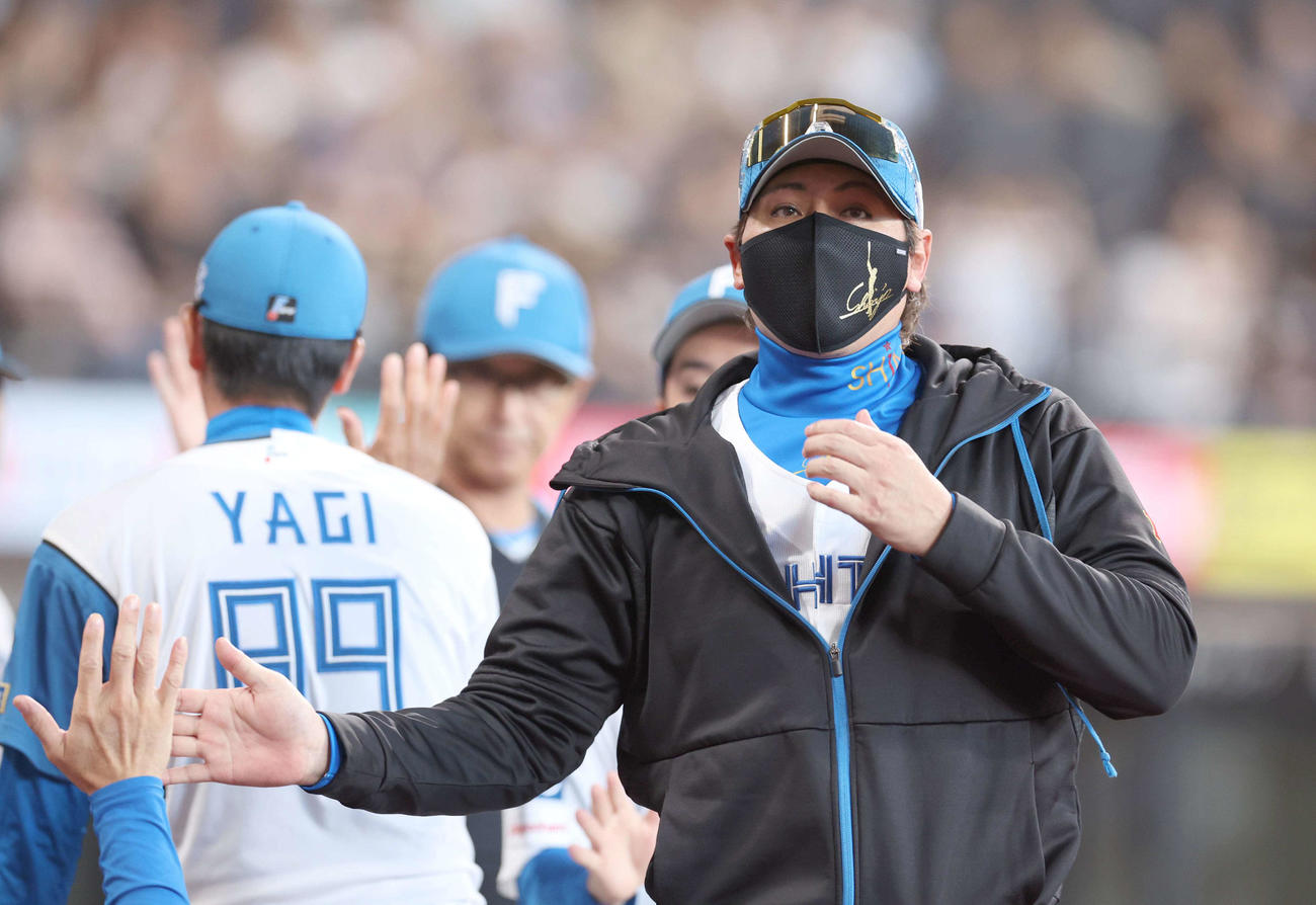 日本ハム対西武　試合後、スタッフらとタッチする新庄監督（撮影・黒川智章）