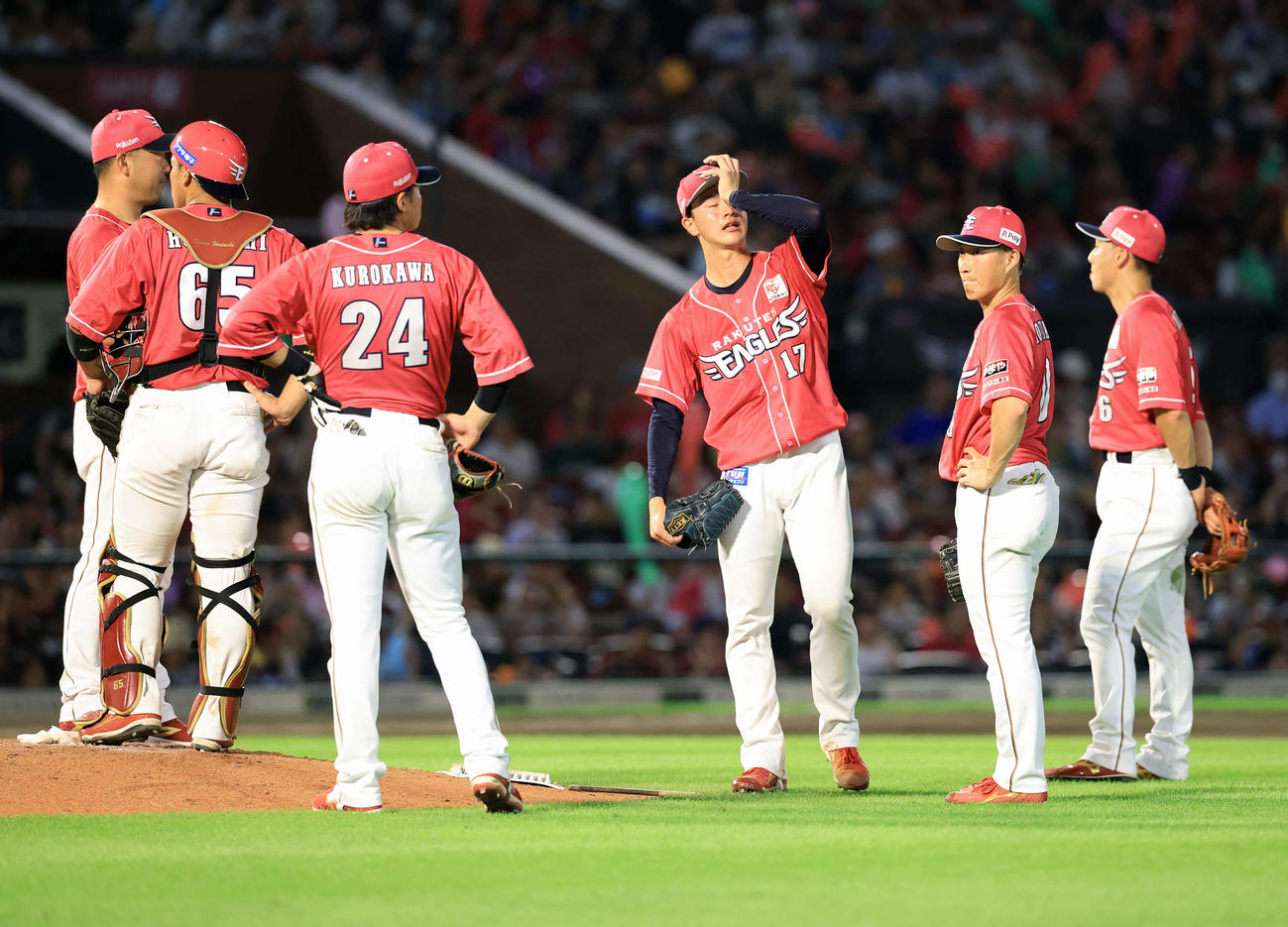 楽天対オリックス　7回表オリックス1死一、二塁の場面で降板を告げられた古謝（右から3人目）は悔しそうな表情（撮影・浅見桂子）