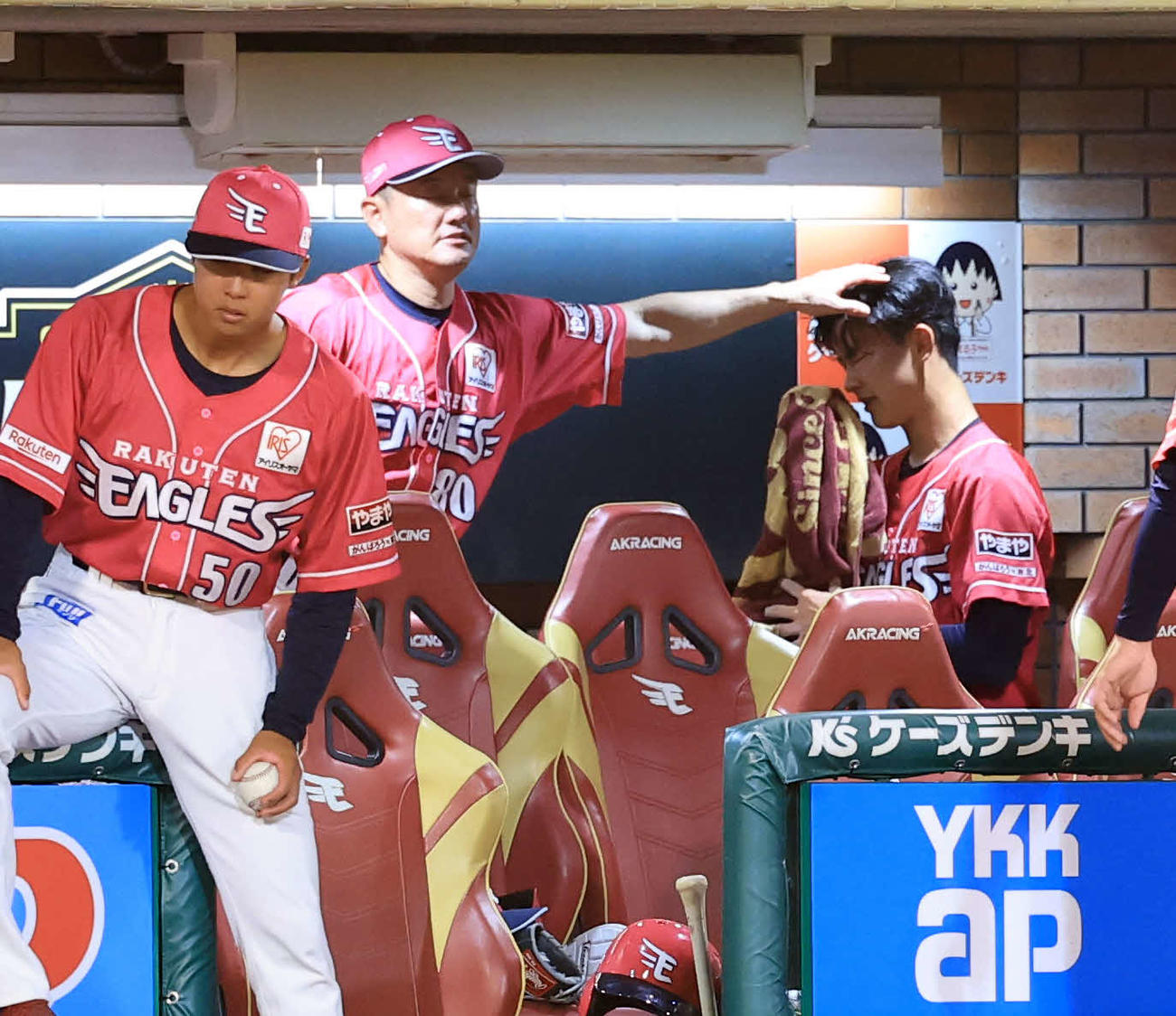 楽天対オリックス　7回表オリックス1死一、二塁の場面で降板となった古謝（右）は石井コーチから頭をなでられる（撮影・浅見桂子）