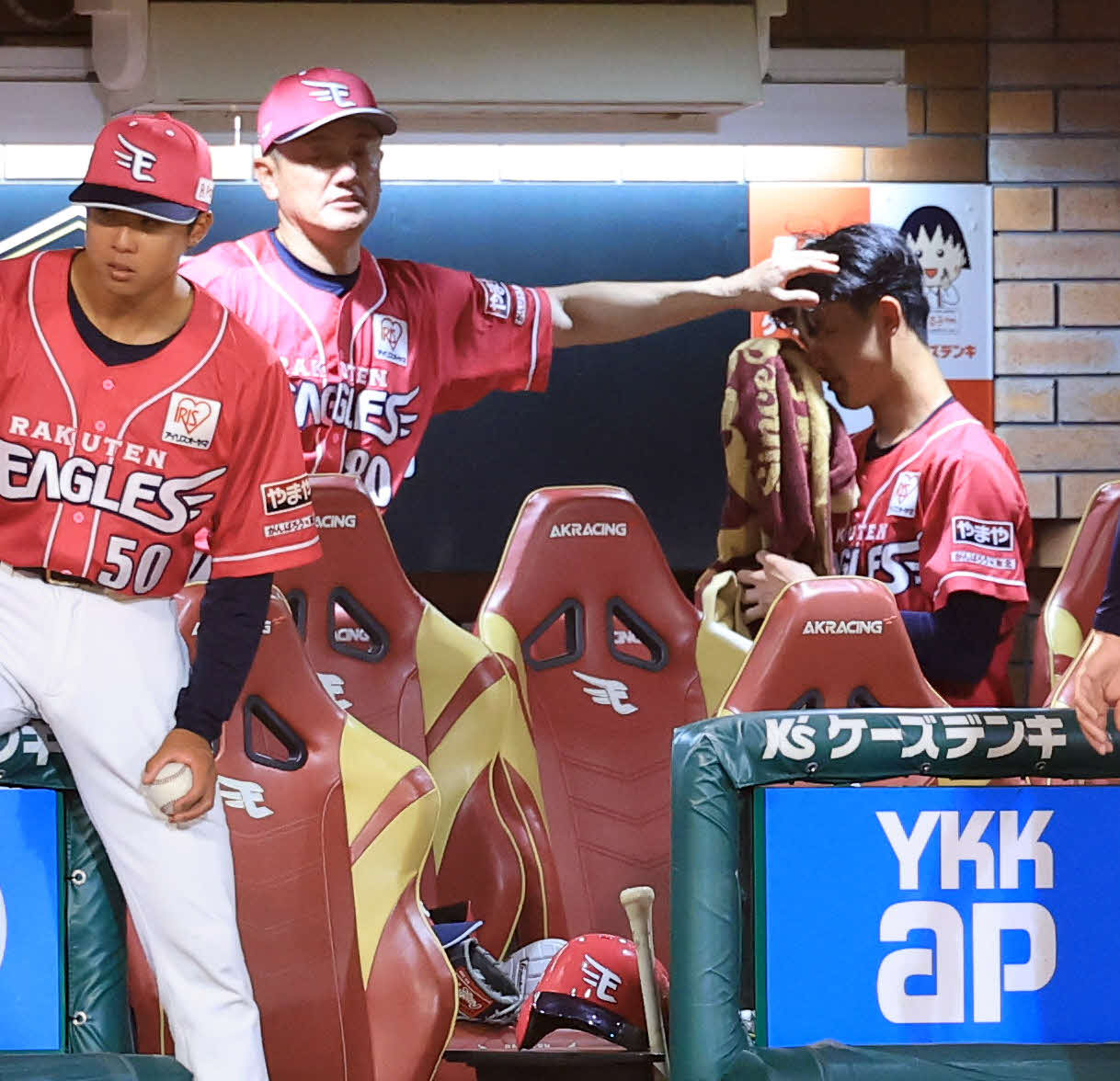 楽天対オリックス　7回表オリックス1死一、二塁の場面で降板となった古謝（右）は石井コーチから頭をなでられる（撮影・浅見桂子）