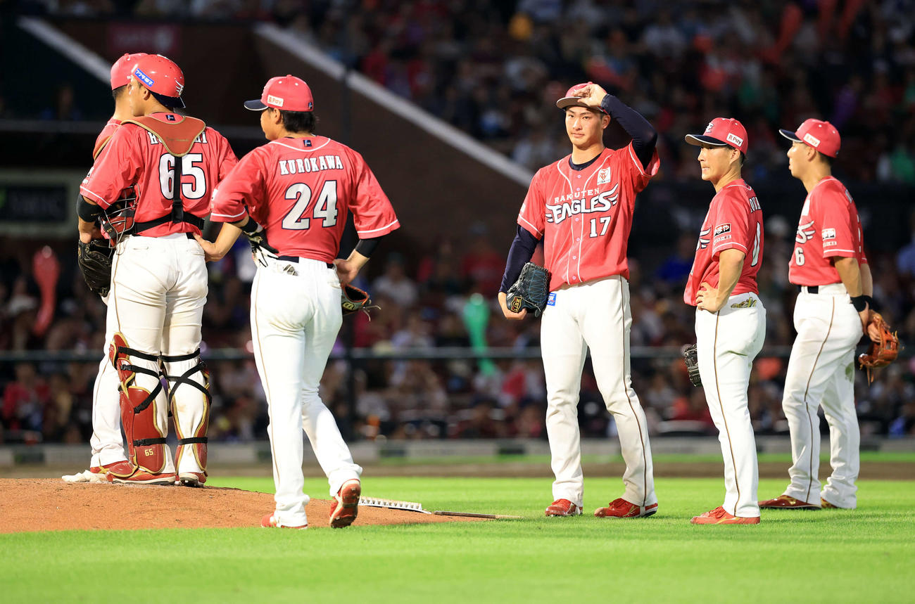 楽天対オリックス　7回表オリックス1死一、二塁の場面で降板を告げられた古謝（右から3人目）は悔しそうな表情（撮影・浅見桂子）