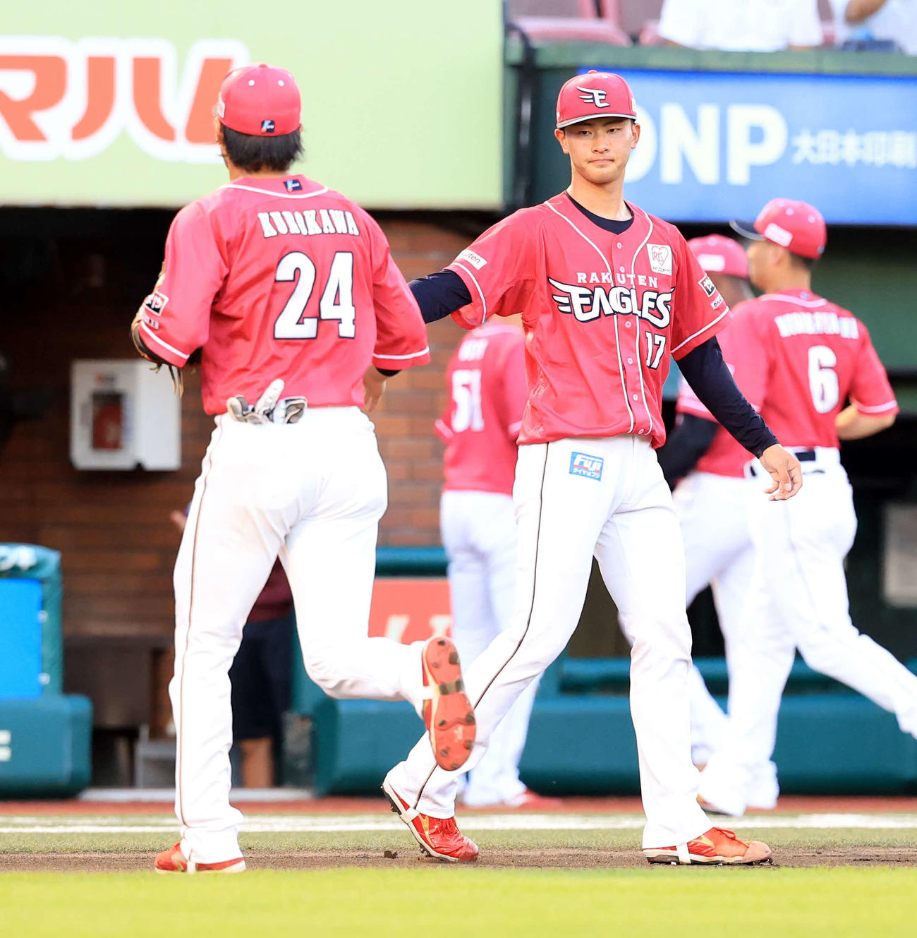 楽天対オリックス　1回表オリックス2死満塁、頓宮を左飛に仕留めてピンチを脱し、黒川（左）とグラブタッチする古謝（撮影・浅見桂子）