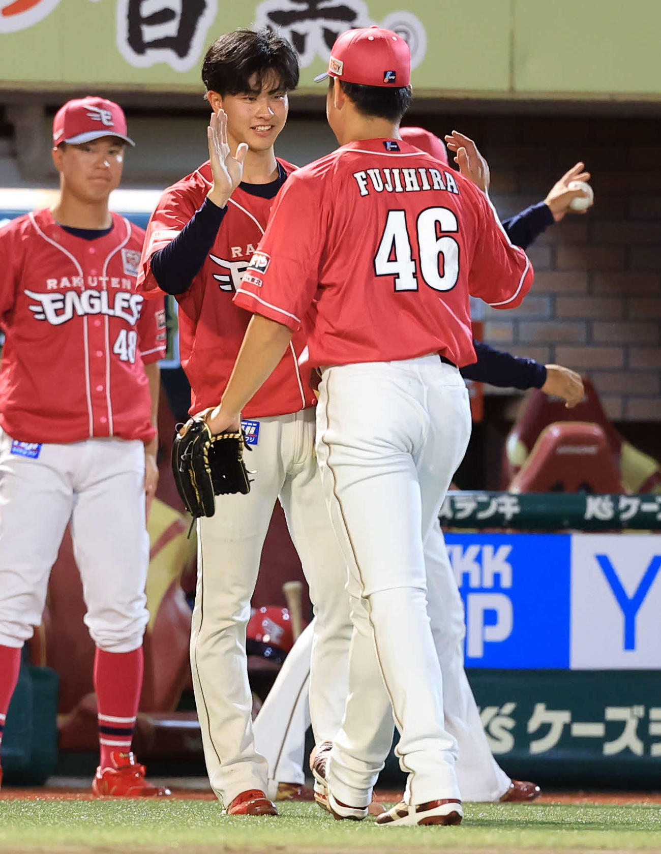 楽天対オリックス　7回表オリックス1死満塁、広岡を三振に仕留めたの藤平（手前）をハイタッチで迎える古謝（撮影・浅見桂子）
