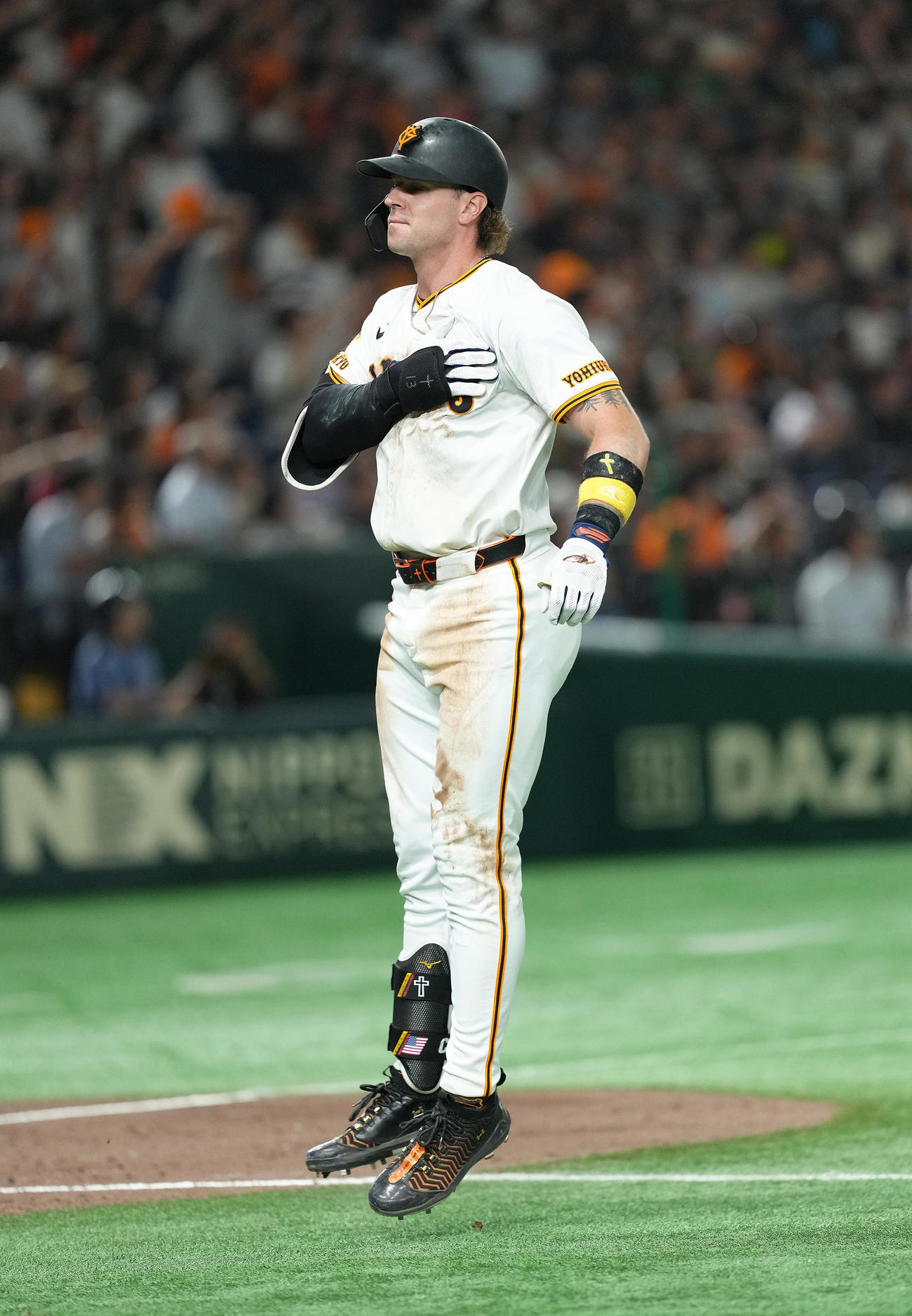 巨人対ヤクルト　8回裏巨人2死一、二塁、キャベッジは3点本塁打を放つ（撮影・足立雅史）