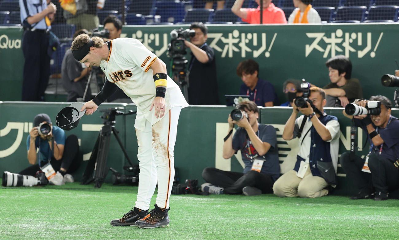 巨人対ヤクルト　ファンに感謝する巨人キャベッジ（撮影・野上伸悟）