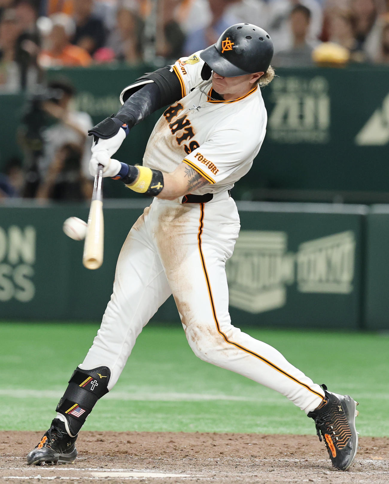 巨人対ヤクルト　8回裏巨人2死一、二塁、右越え3点本塁打を放つトキャベッジ（撮影・野上伸悟）
