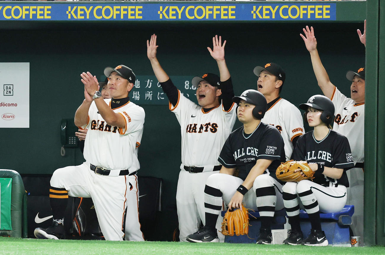 巨人対ヤクルト　8回裏巨人2死一、二塁、キャベッジの右越え3点本塁打を喜ぶ、阿部監督（左端）ら撮影・野上伸悟）