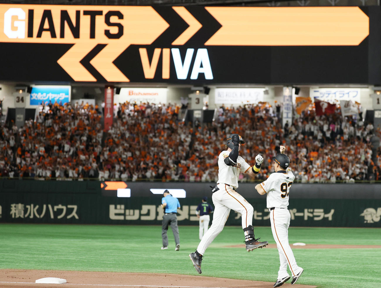巨人対ヤクルト　8回裏巨人2死一、二塁、右越え3点本塁打を放ち喜ぶキャベッジ（撮影・野上伸悟）