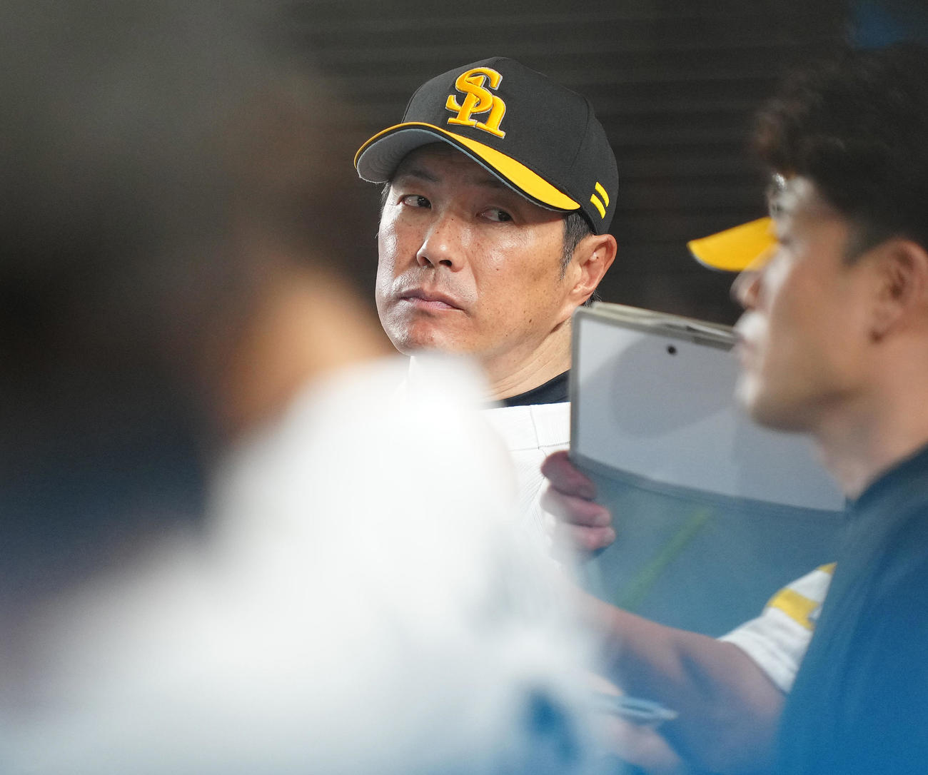 ロッテ対ソフトバンク　ベンチで浮かない表情のソフトバンク小久保監督（撮影・鈴木みどり）