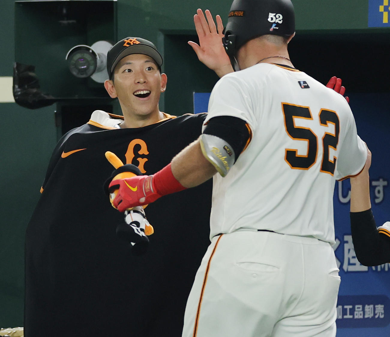 巨人対ヤクルト　7回裏巨人2死、右越え本塁打を放ったリチャードを迎える戸郷（撮影・野上伸悟）